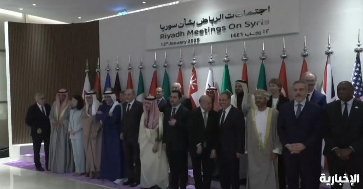 صورة جماعية للوزراء المشاركين في الاجتماع الوزاري العربي الدولي بشأن سوريا