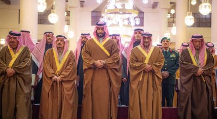 ولي العهد يؤدي صلاة الميت على الأمير محمد بن فهد بن عبد العزيز