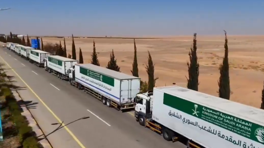 60 شاحنة إغاثة من الجسر البري السعودي تعبر الجوف متوجهة إلى سوريا