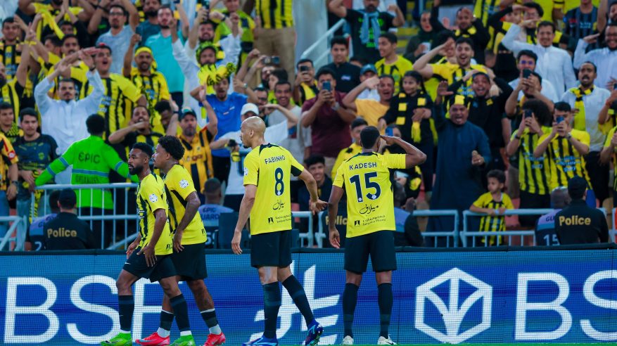 الاتحاد يُنهي الشوط الأول متقدمًا على الهلال