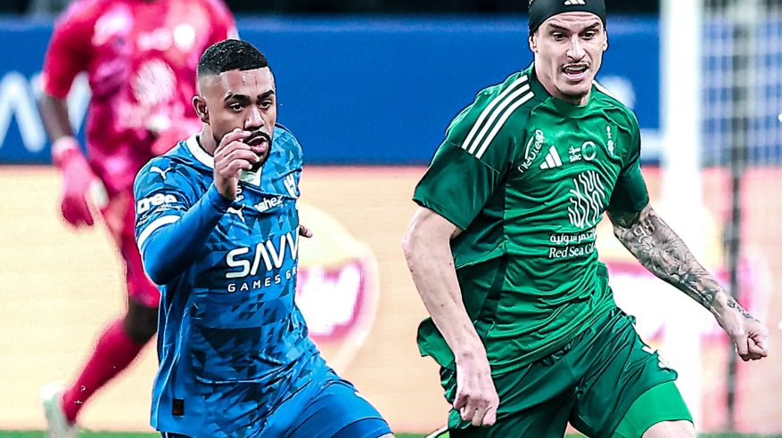 لا أهداف بين الهلال والأهلي في الشوط الأول
