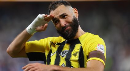 قبل لقاء الشباب.. كريم بنزيما يؤدي مناسك العمرة