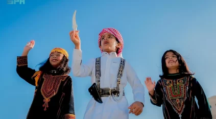 حماس وتراث.. العرضة في صدارة الفنون الشعبية لأهالي الباحة احتفالًا بعيد الفطر