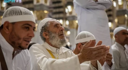 المصلون يؤدون أول صلاة جمعة في رمضان لهذا العام بالمسجد الحرام