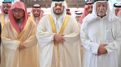 محمد بن عبدالرحمن يؤدي صلاة الميت على مطلب النفيسة
