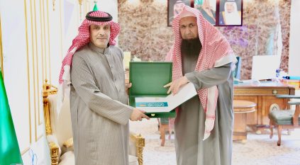 محافظ رفحاء يتسلّم التقرير السنوي لجمعية الدعوة والإرشاد