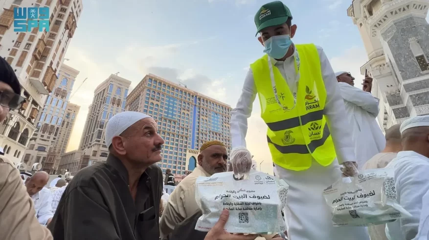 4,879,682 مليون وجبة إفطار في الحرمين الشريفين خلال الأسبوع الأول من رمضان