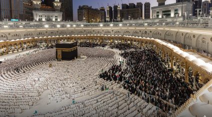 صورة وتعليق.. تراصَت الصفوف وتلاقَت القلوب في أزكى البقاع وخير الشهور