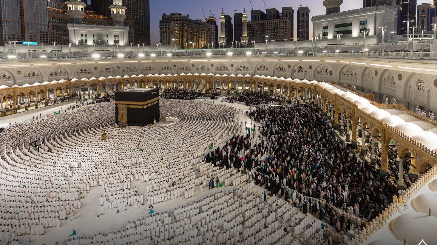 صورة وتعليق.. تراصَت الصفوف وتلاقَت القلوب في أزكى البقاع وخير الشهور