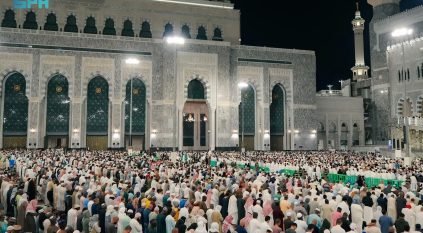 جموع المصلين يؤدون صلاة العشاء والتراويح في المسجد النبوي ليلة 27 رمضان