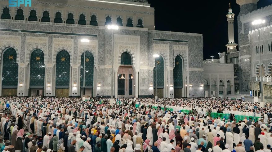 جموع المصلين يؤدون صلاة العشاء والتراويح في المسجد النبوي ليلة 27 رمضان