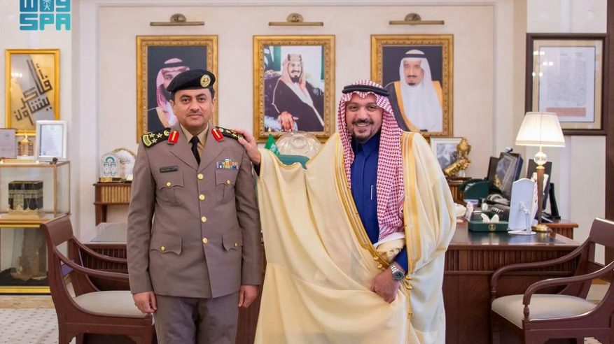 أمير منطقة القصيم يقلّد مدير مكتبه رتبته الجديدة