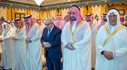 ولي العهد يؤدي صلاة عيد الفطر مع جموع المصلين في المسجد الحرام