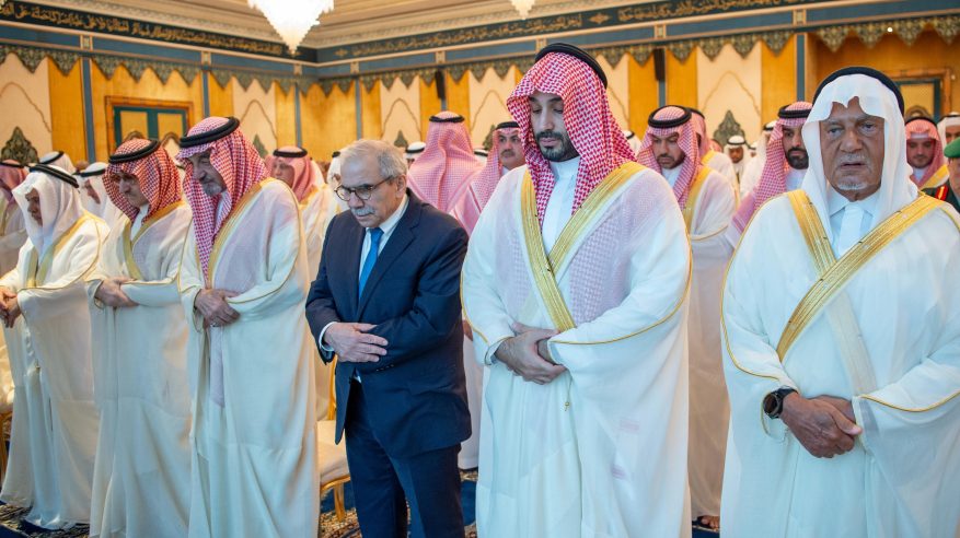 ولي العهد يؤدي صلاة عيد الفطر مع جموع المصلين في المسجد الحرام