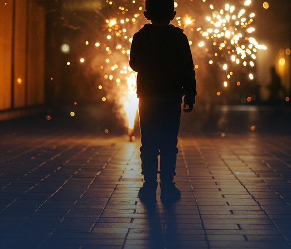 المدني يحذر: الألعاب النارية خطر على الأطفال