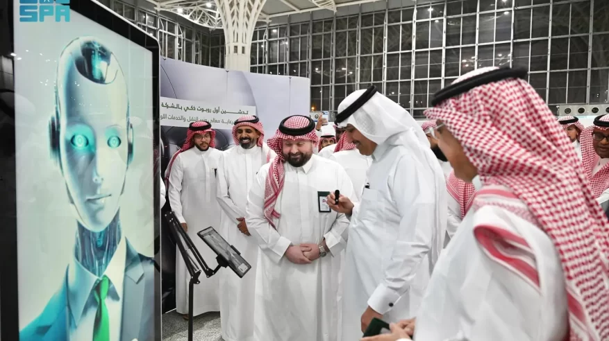 وزير النقل يدشّن أول موظف رقمي بالشركة السعودية للخدمات الأرضية