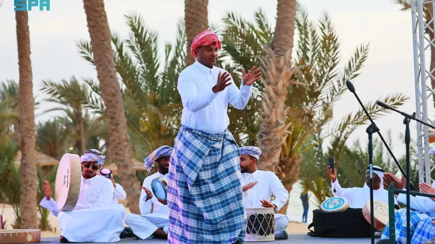 أملج تحتفي بعيد الفطر على أهازيج الفنون البحرية