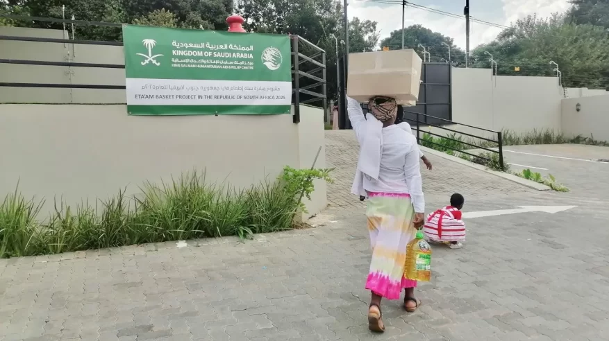 سلمان للإغاثة يوزع 400 سلة غذائية في جنوب إفريقيا
