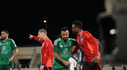 هدف عكسي يمنح الأهلي التقدم ضد الأخدود