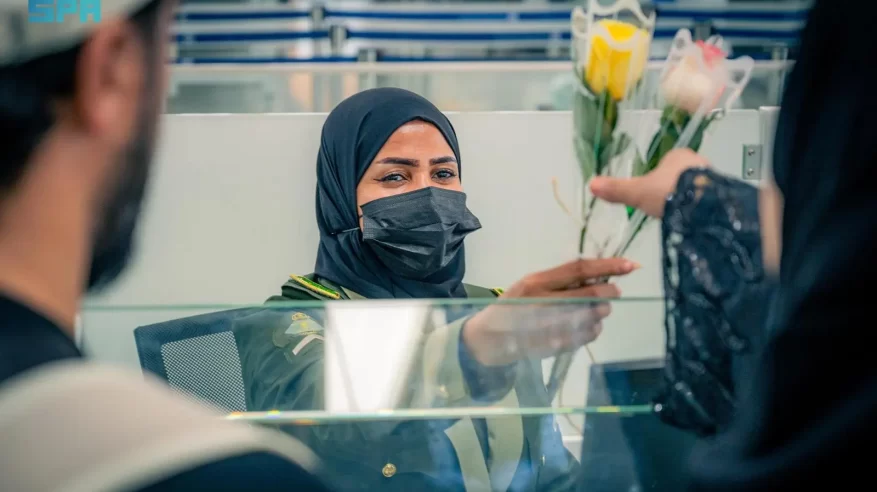 الجوازات تحتفل مع المسافرين بمناسبة عيد الفطر في المنافذ الدولية