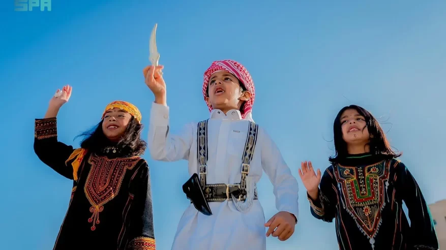 حماس وتراث.. العرضة في صدارة الفنون الشعبية لأهالي الباحة احتفالًا بعيد الفطر