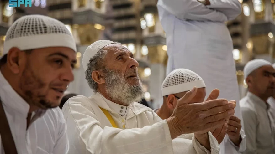 المصلون يؤدون أول صلاة جمعة في رمضان لهذا العام بالمسجد الحرام