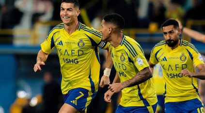 بثلاثية.. النصر يعبر الخلود