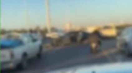 3 إصابات وحالة وفاة.. قائد مركبة يعكس السير ويصطدم بـ4 مركبات