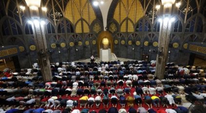 فرش أكبر جامع في بانكوك بالسجاد الفاخر على نفقة السعودية 