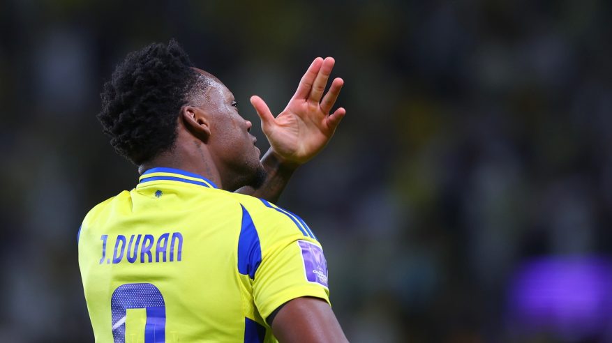 النصر يتفوق على الاستقلال بثنائية في الشوط الأول