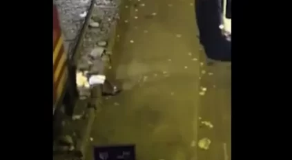 دهسه قطار ونجا بأعجوبة.. مشهد يحبس الأنفاس
