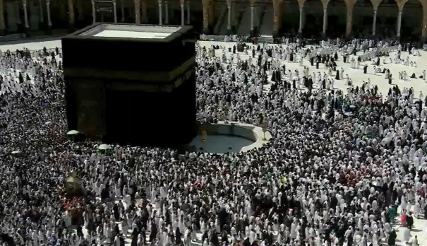 امتلاء صحن المطاف بالمعتمرين يوم 6 رمضان