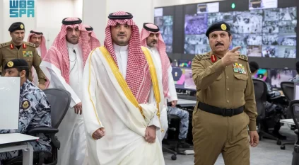 عبدالعزيز بن سعود يقف على سير العمل في مركز عمليات أمن المسجد الحرام