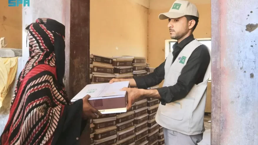 سلمان للإغاثة يوزّع 3.800 كرتون تمر بعدة مديريات في محافظة عدن