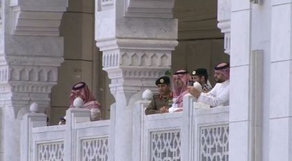 نائب أمير مكة يتناول الإفطار مع المصلين والمعتمرين في المسجد الحرام
