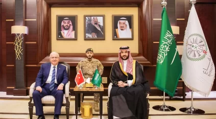 خالد بن سلمان يبحث التعاون ومستجدات الأحداث مع نظيره التركي