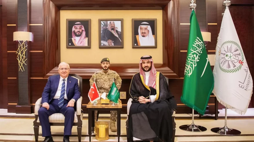 خالد بن سلمان يبحث التعاون ومستجدات الأحداث مع نظيره التركي