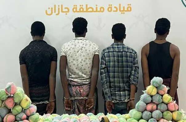 إحباط ترويج 720 كيلوجرامًا من القات والإطاحة بـ4 مهربين بجازان