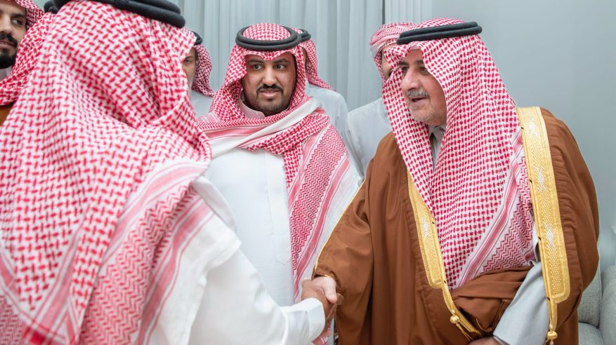 أمير تبوك يعزي أبناء جارالله القحطاني في وفاة والدهم