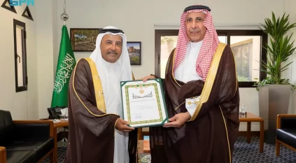 إنفاذًا للأمر الملكي.. تسليم الفوزان والشايع وسام الملك عبدالعزيز من الدرجة الرابعة