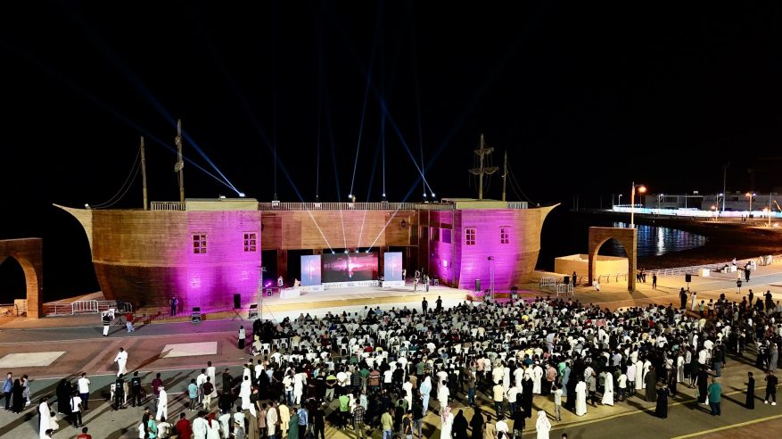 منها رقصة السيف.. الفنون الشعبية تُزيّن احتفال جازان بعيد الفطر