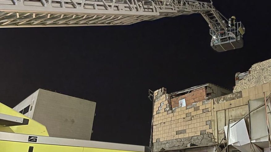 أضرار مادية إثر وميض لحظي بمبنى تجاري في البكيرية