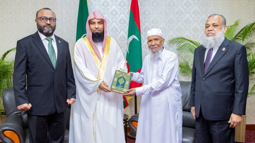 البدير يلتقي الرئيس معز ويزور أول عالم مالديفي تخرج من الجامعة الإسلامية