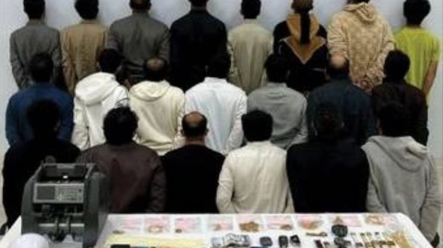 القبض على 21 شخصًا سرقوا المارة والمنازل بمركبات ذات تجهيزات أمنية