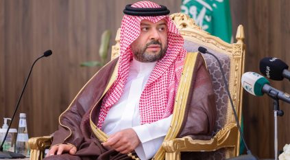 فيصل بن خالد يستقبل المسؤولين والمواطنين في رفحاء ويتسلم طلباتهم