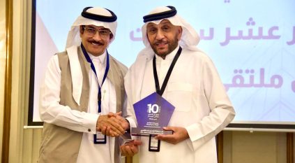 رئيس ملتقى أسبار يكرّم فهد الأحمري نظير جهوده المتميزة في أمانة الملتقى