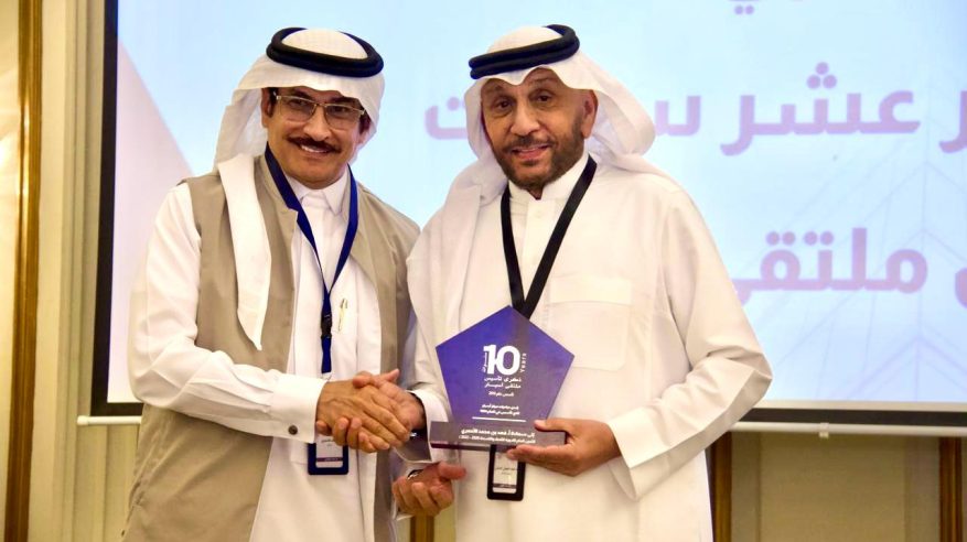 رئيس ملتقى أسبار يكرّم فهد الأحمري نظير جهوده المتميزة في أمانة الملتقى