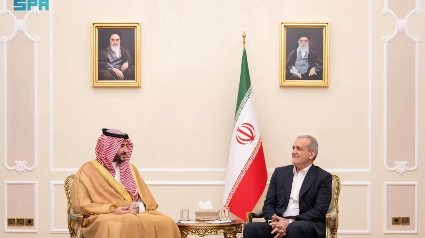 خالد بن سلمان يبحث العلاقات الثنائية والتطوارت الإقليمية والدولية مع رئيس إيران