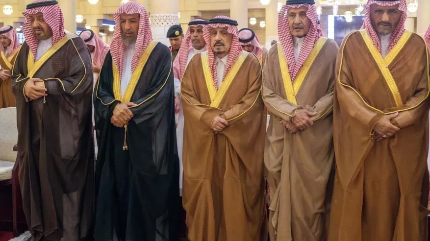 فيصل بن بندر يؤدي صلاة الميت على عبدالله بن مساعد