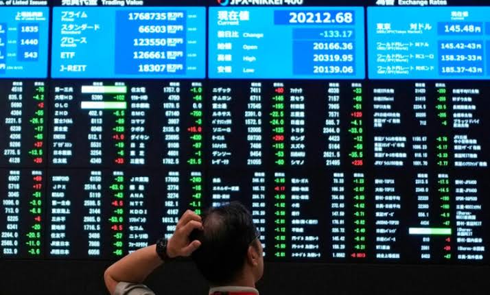 مؤشر الأسهم اليابانية يهبط بنسبة تصل إلى 8%